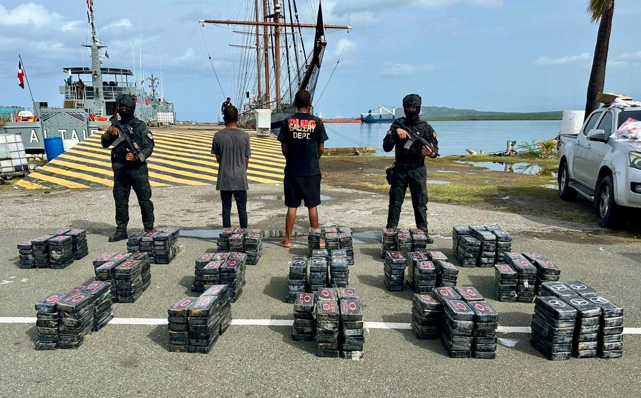 No hay pausa: atrapan otra lancha con dos hombres a bordo y 469 paquetes presumiblemente cocaína en Peravia