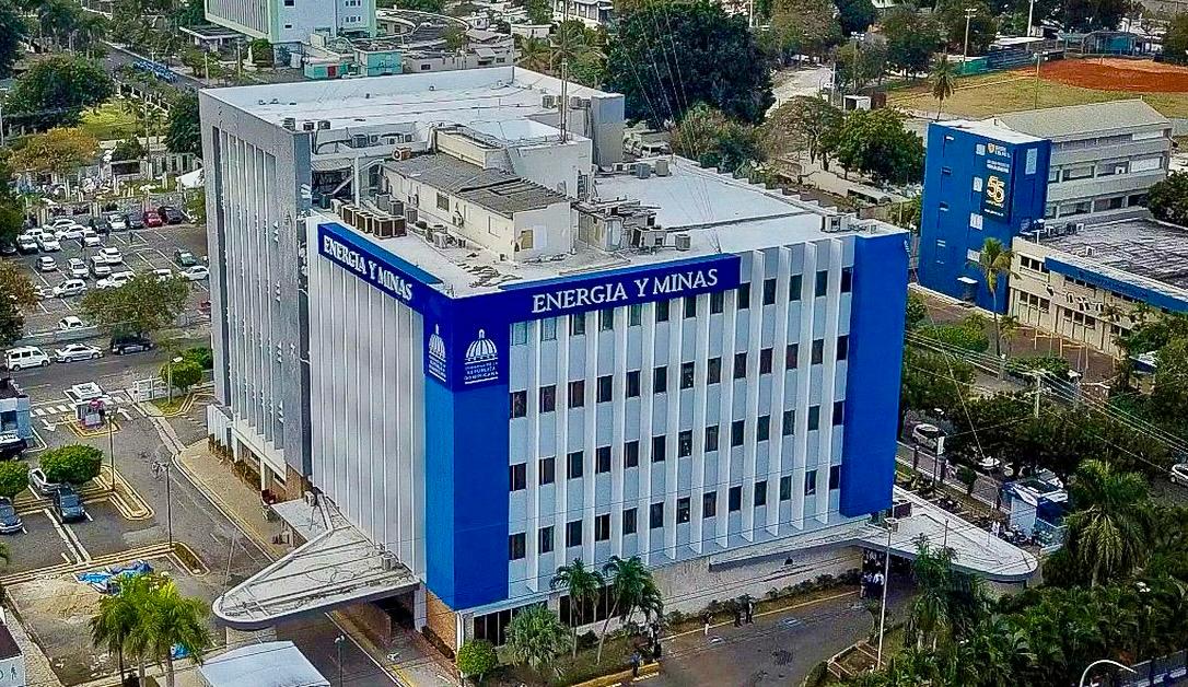 Brigadas trabajan para devolver la normalidad en el suministro de energía afectado por huracán Beryl