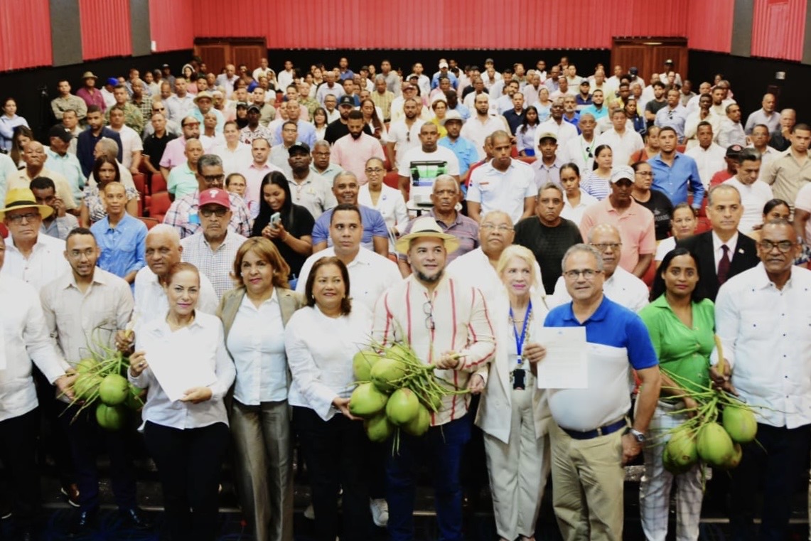 Hecmilio Galvan asegura sector coco está relanzado FEDA entrega 100 Mil Plántulas de Coco a Productores