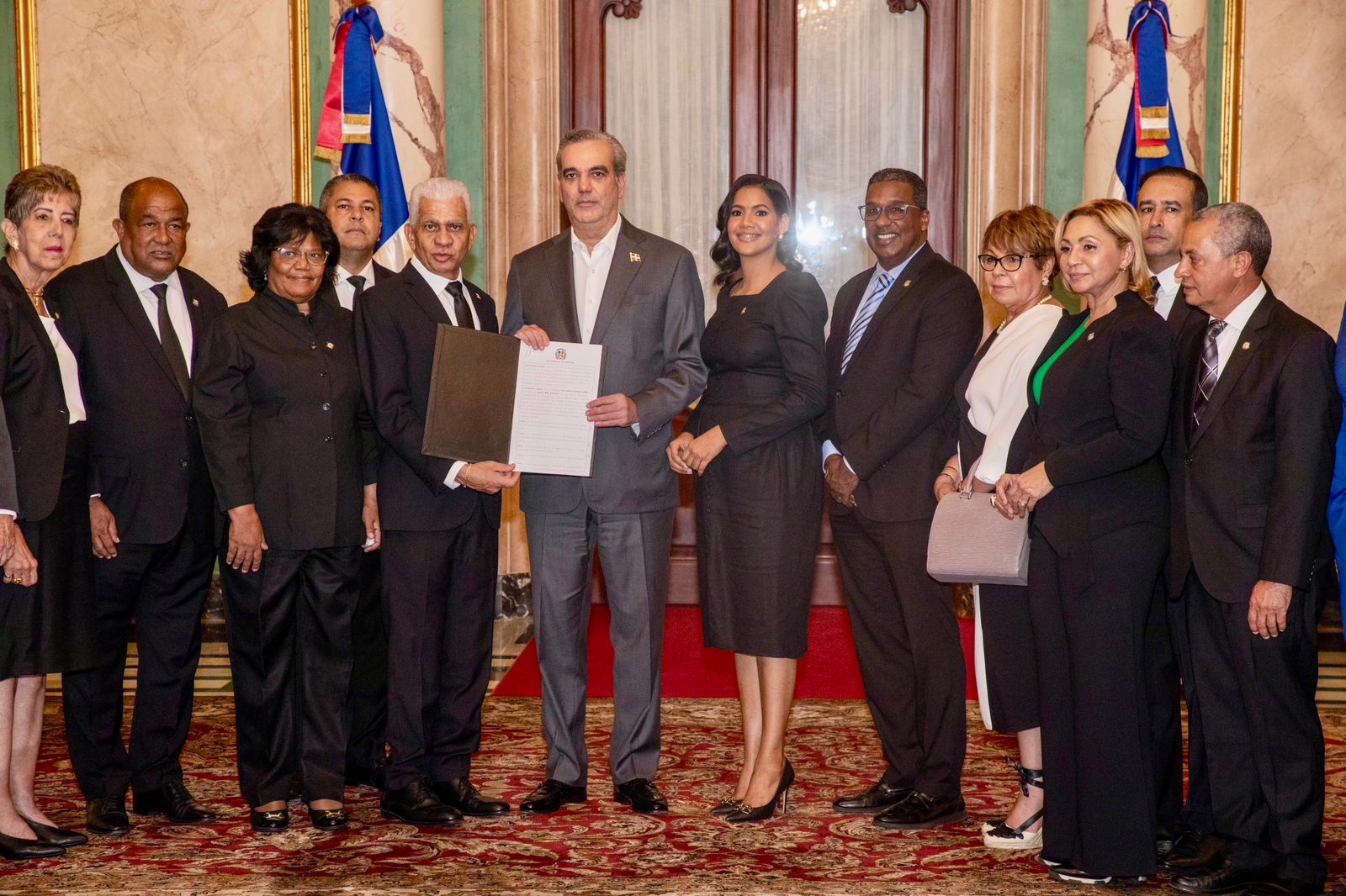 Presidente Abinader recibe de congresistas resolución que lo acredita como presidente y a la vicepresidenta Raquel Peña como vicepresidenta