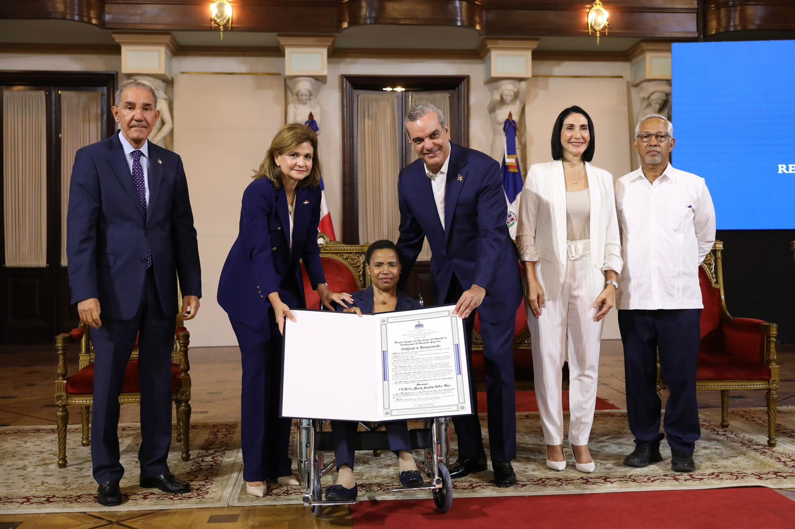 Presidente Abinader entrega Premio a la Excelencia Magisterial 2024 a cinco docentes por trayectoria de servicio en aulas y aportes al desarrollo académico de los estudiantes
