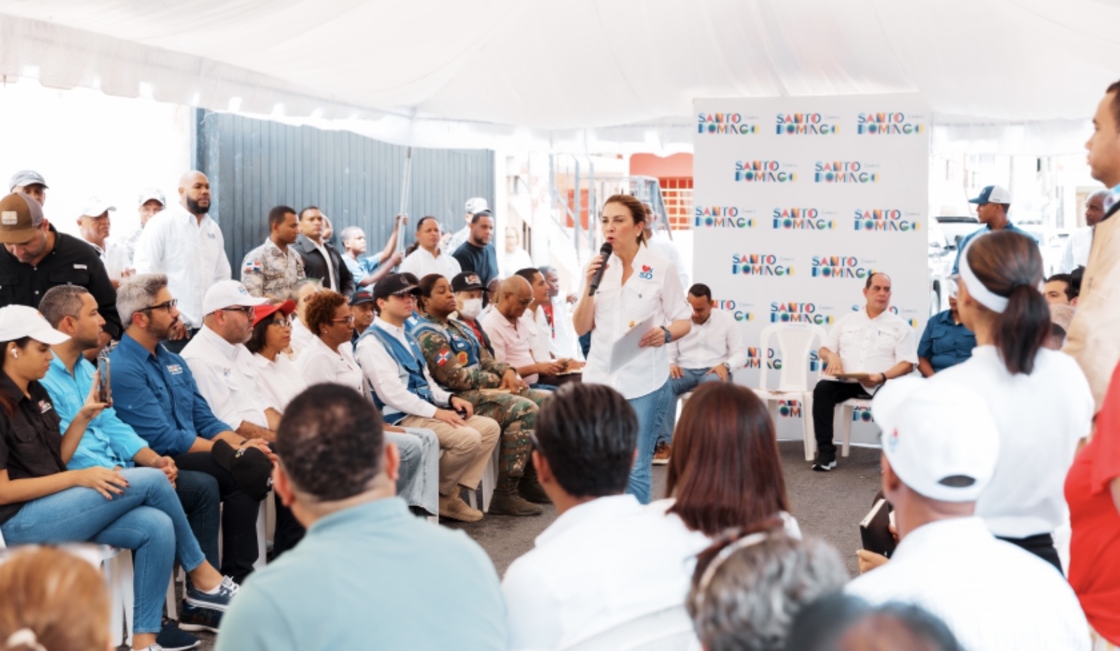 Alcaldesa Carolina Mejía escucha a comunitarios de San Miguel y lleva soluciones