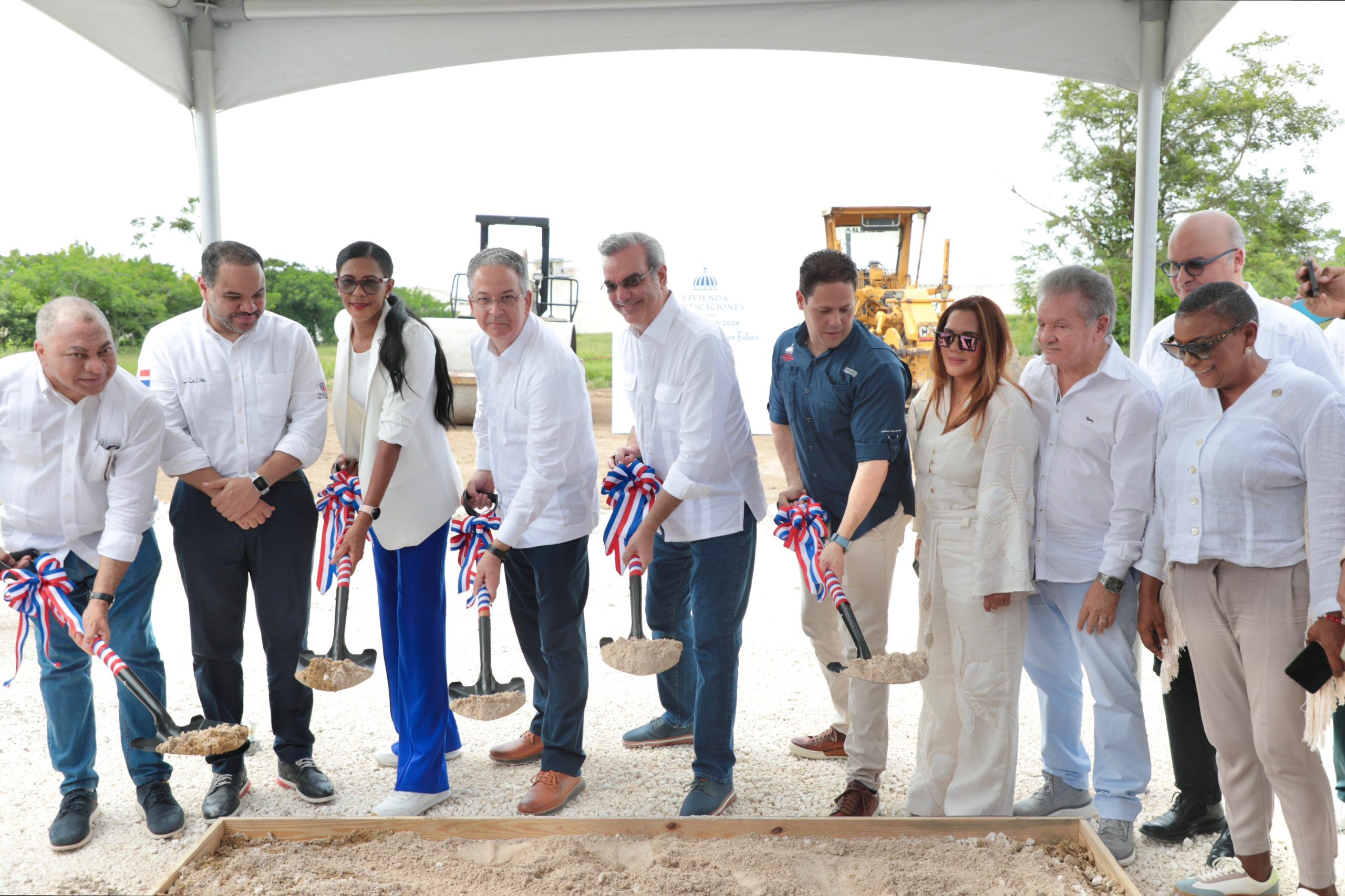 Presidente Abinader inaugura carretera, un puente y deja iniciados los trabajos del centro correccional preventivo en La Altagracia