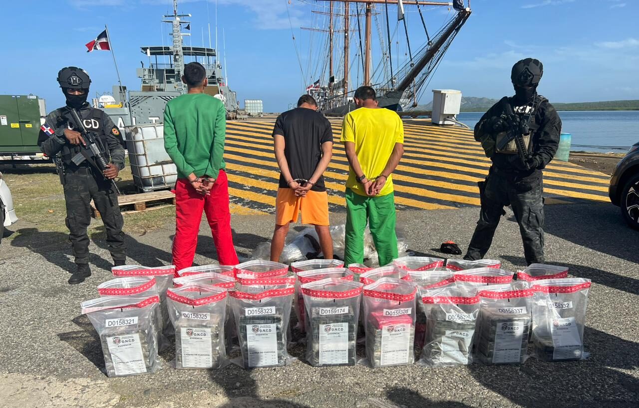Firmes contra el narcotráfico: ocupan otros 134 paquetes presumiblemente cocaína y atrapan tres venezolanos a bordo de una lancha