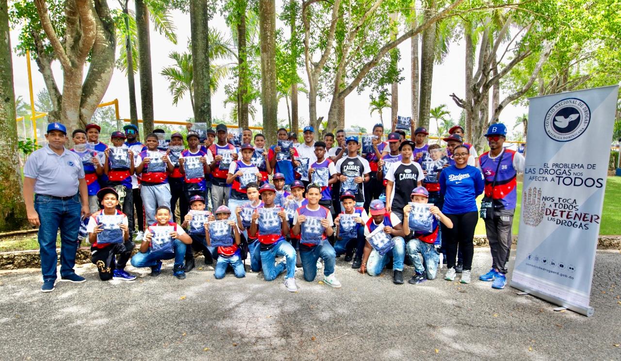 Consejo Nacional de Drogas Transforma Vidas a Través del Deporte; Jóvenes de las Caobas visitan academia de los Dodgers