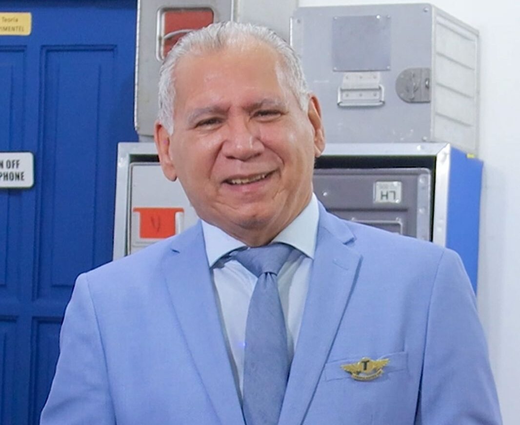 Tripulantes VIP da la bienvenida a bordo a los funcionarios del área aeronáutica en sus nuevas funciones