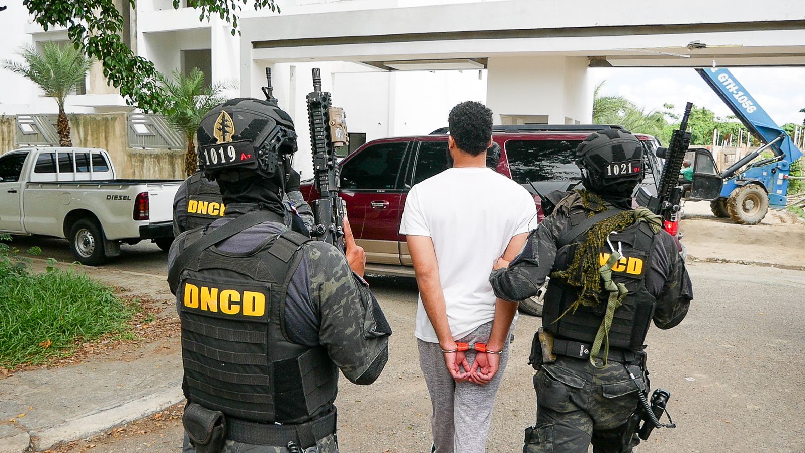 En varios allanamientos capturan hombres vinculados al decomiso de 371 paquetes de cocaína en tanques de miel