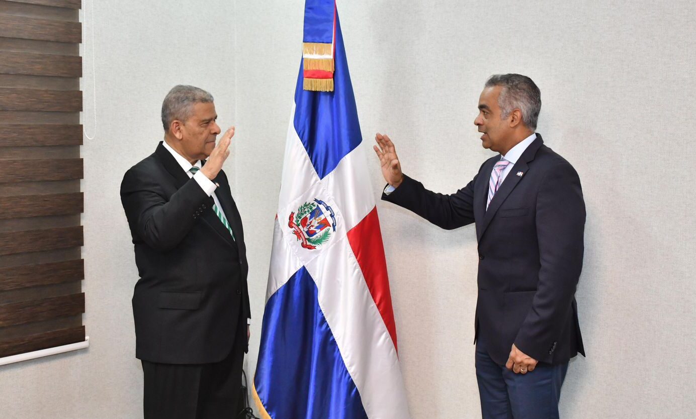 Ministro de la Presidencia juramenta al Comisionado para las Reformas del Estado