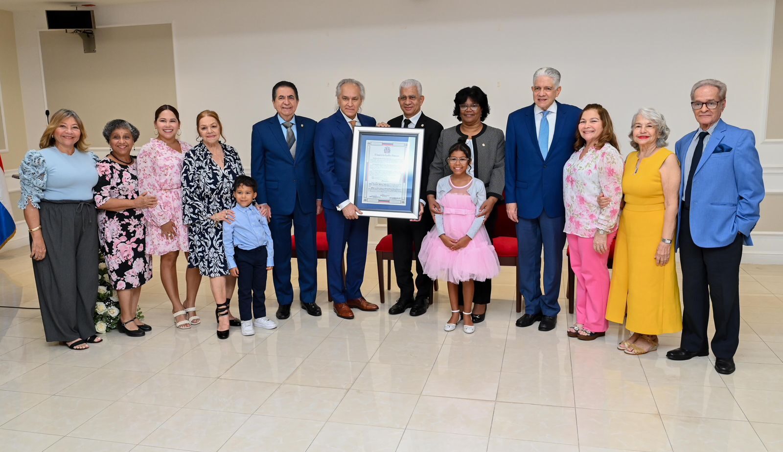 Senado reconoce al músico clásico José Antonio Molina por sus aportes al arte y la cultura nacional
