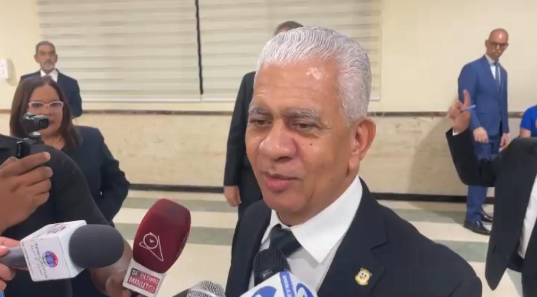 Presidente del Senado critica a Leonel por apoyar la victoria de Maduro