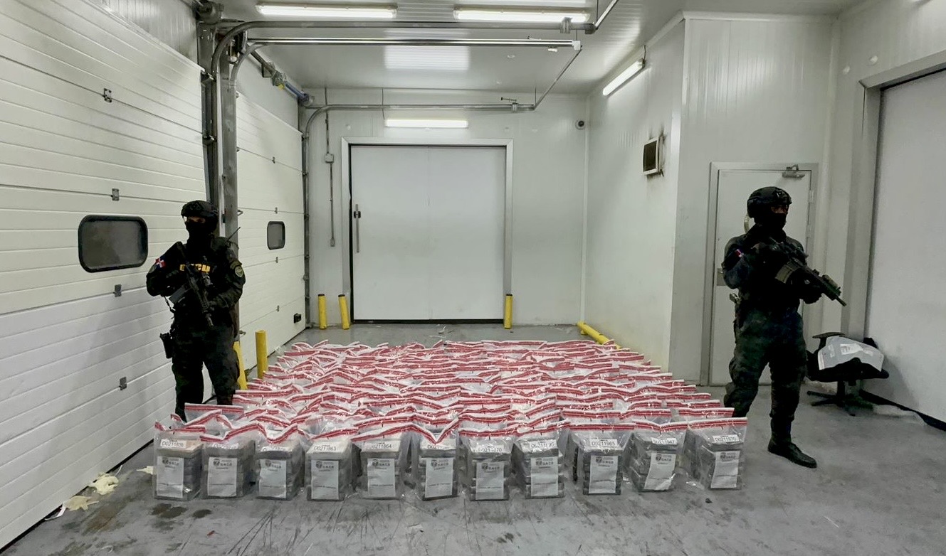 Golpes al narcotráfico no se detienen; confiscan otro cargamento de 918 paquetes presumiblemente cocaína en Puerto Caucedo