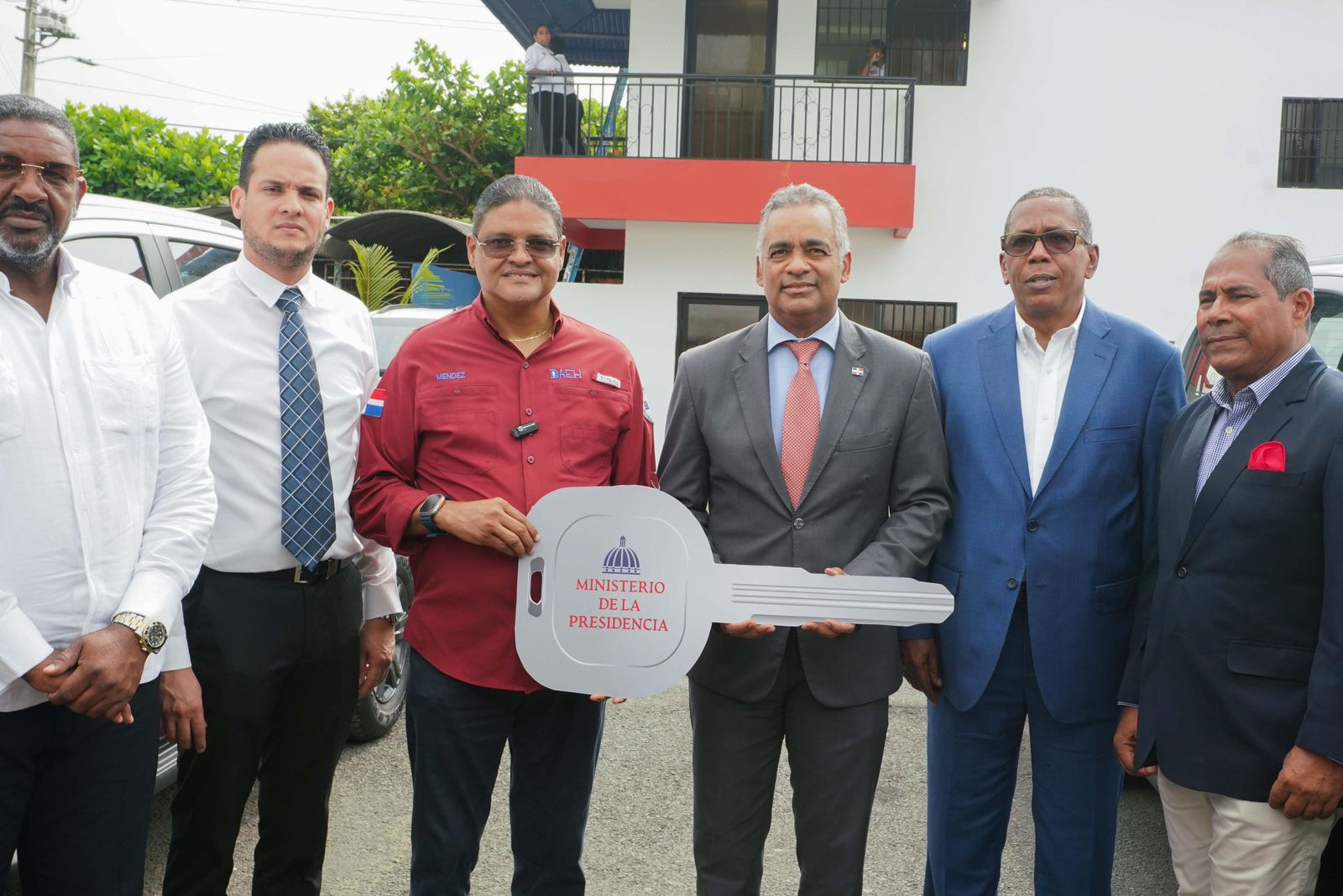 Gobierno entrega flotilla de camionetas a la DAEH y reinaugura edificio que alberga al CRUE