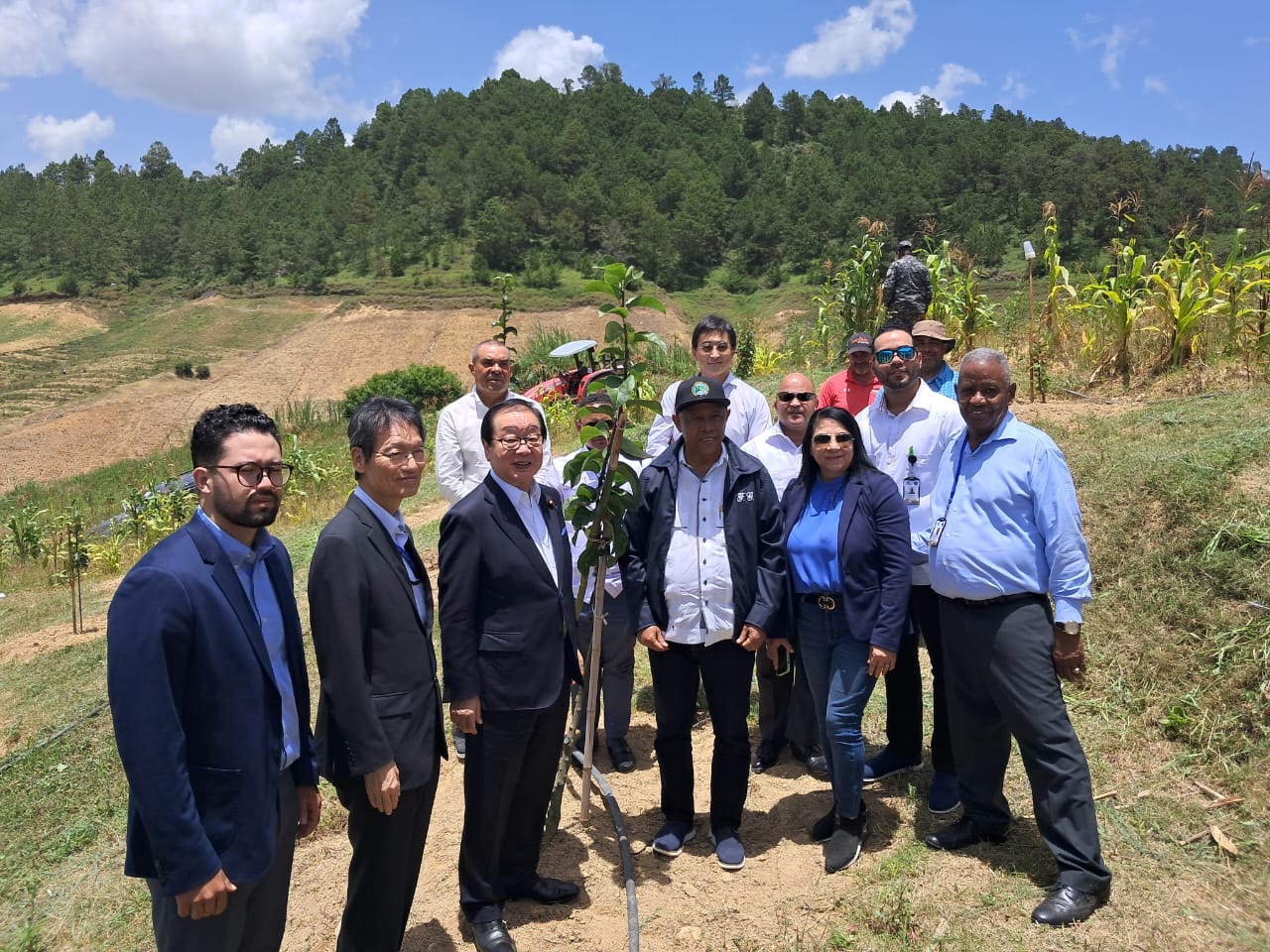 Enviado de Japón ante juramentación presidente Abinader visita junto a director IAD proyecto de Peras Japonesas en Constanza