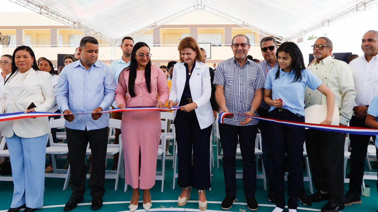 Vicepresidenta Raquel Peña insta a los maestros a evaluar su desempeño a través del progreso de sus estudiantes