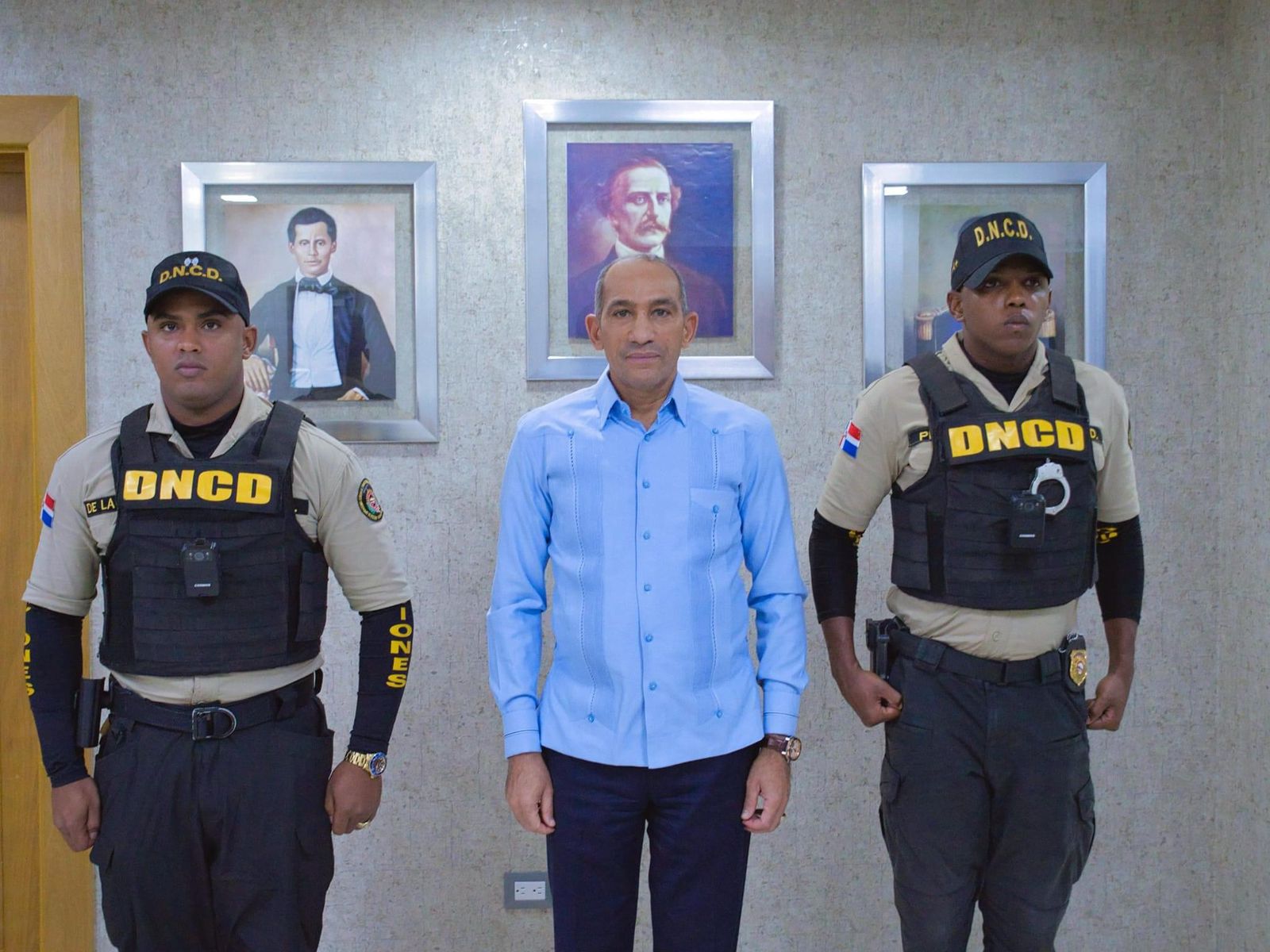 Presidente DNCD recibe agentes que rechazaron soborno en Jarabacoa; dice actuación enaltece institución