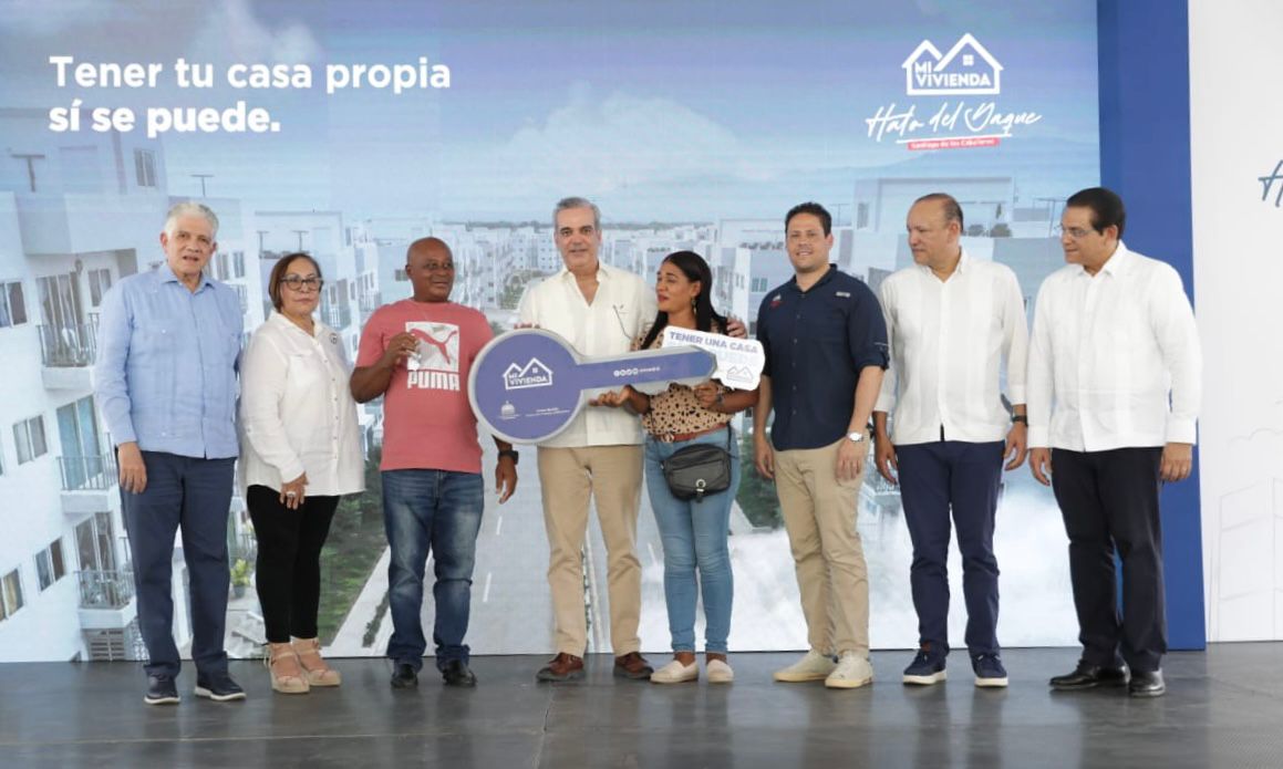 Presidente Abinader inaugura siete obras de agua potable y saneamiento que benefician a más de 135 mil personas y entrega 250 apartamentos en Santiago