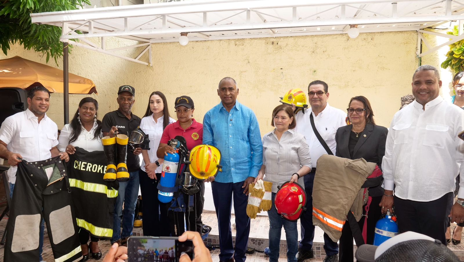 Senador Julito Fulcar a través del Index entrega equipos a las tres dotaciones de bomberos de la Provincia Peravia