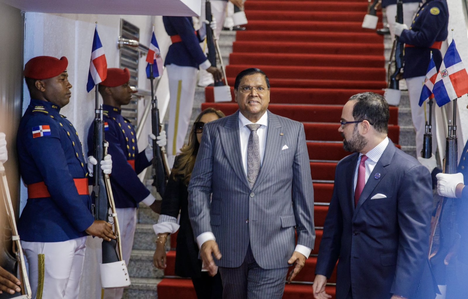 Arriba al país presidente de Suriname Chandrikapersad Santokhi para asistir a juramentación de segundo mandato de Luis Abinader