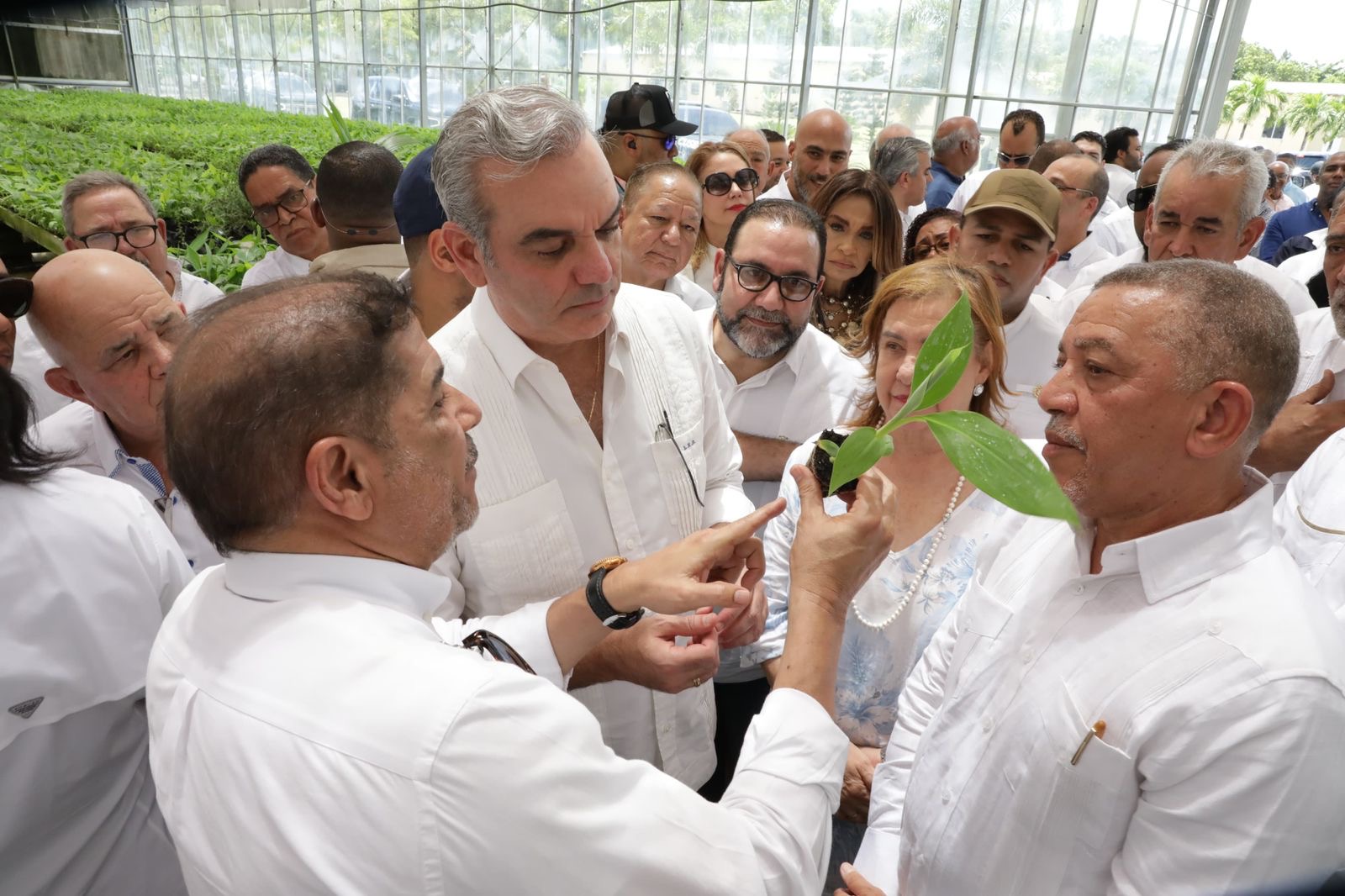 Presidente Luis Abinader , el expresidente Hipólito Mejía y Limber Cruz ministro de agricultura recorren Laboratorio de Biovega para conocer últimos avances