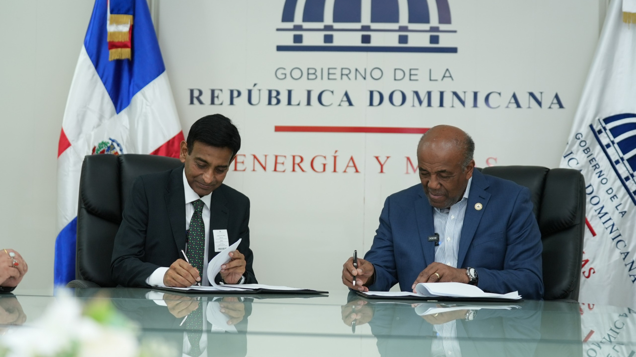 Ministro de Energía y Minas firma acuerdo con Alianza Solar Internacional para reunión regional en Santo Domingo