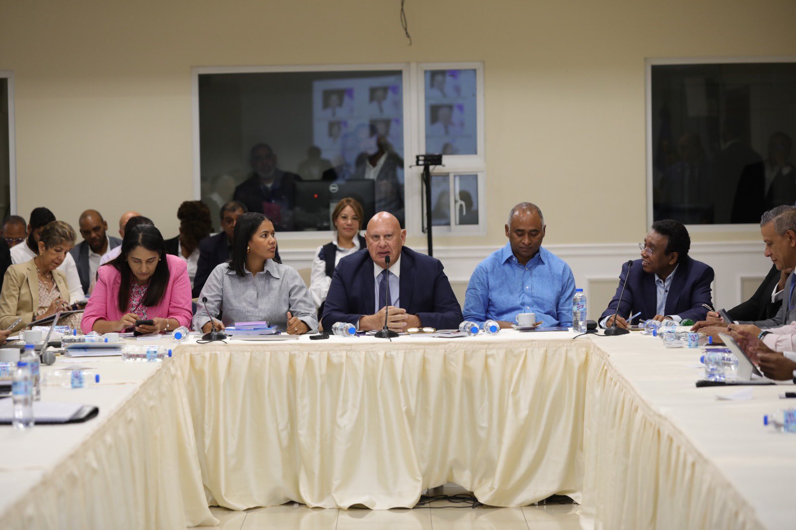 Comisión bicameral que estudia proyecto reforma Constitución se reúne e invitará consultor jurídico PE