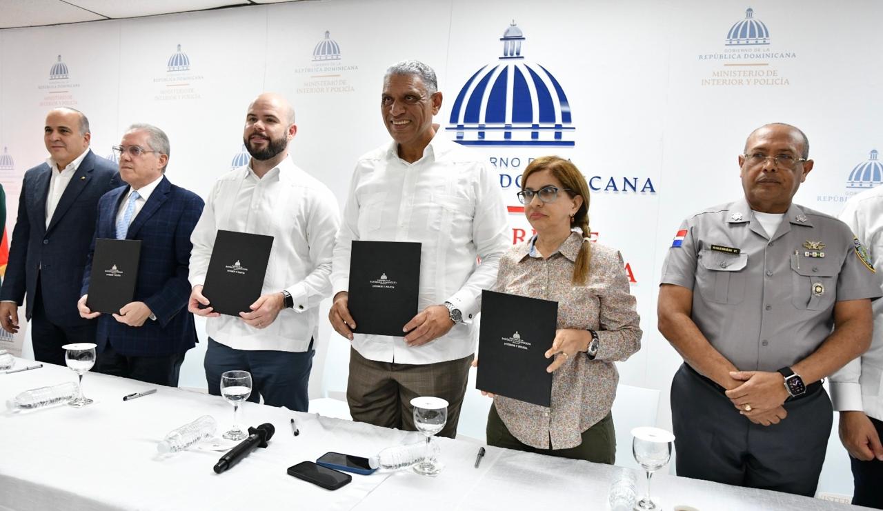 Ministerio de Interior y Policía acuerda descuentos y seguridad con farmacias para policías y bomberos