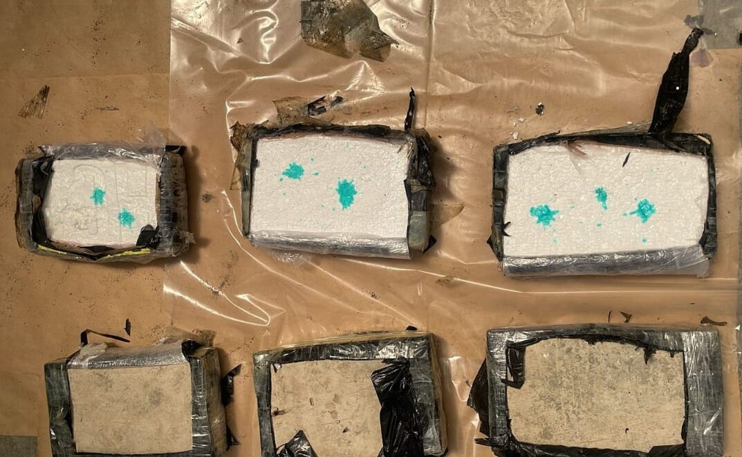 Paquetes hallados en embarcación con osamentas: tres positivo y el resto negativo a cocaína