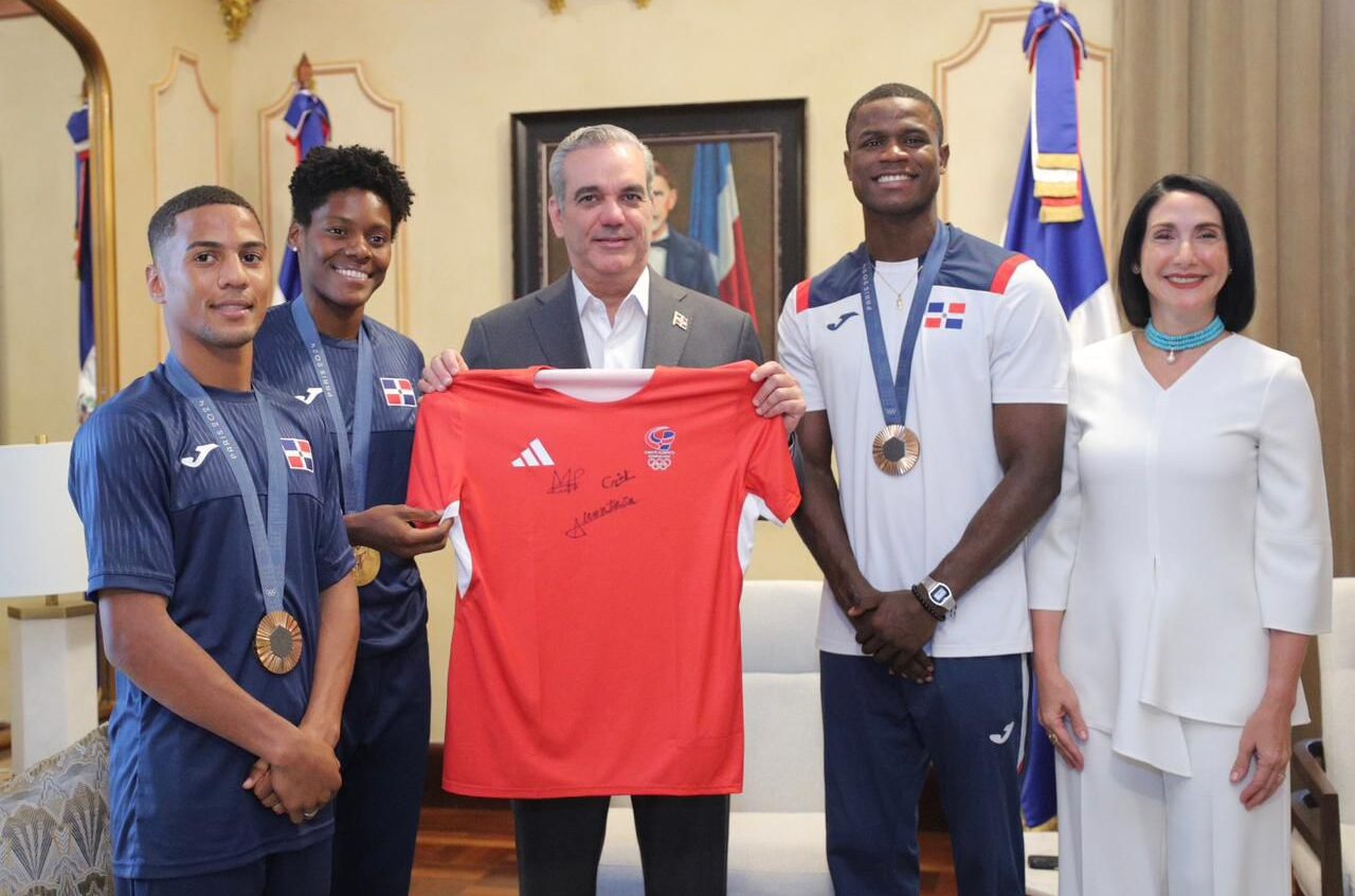 Presidente Abinader recibe en Palacio Nacional a medallistas olímpicos Marileidy Paulino, Yunior Alcántara y Cristian Pinales