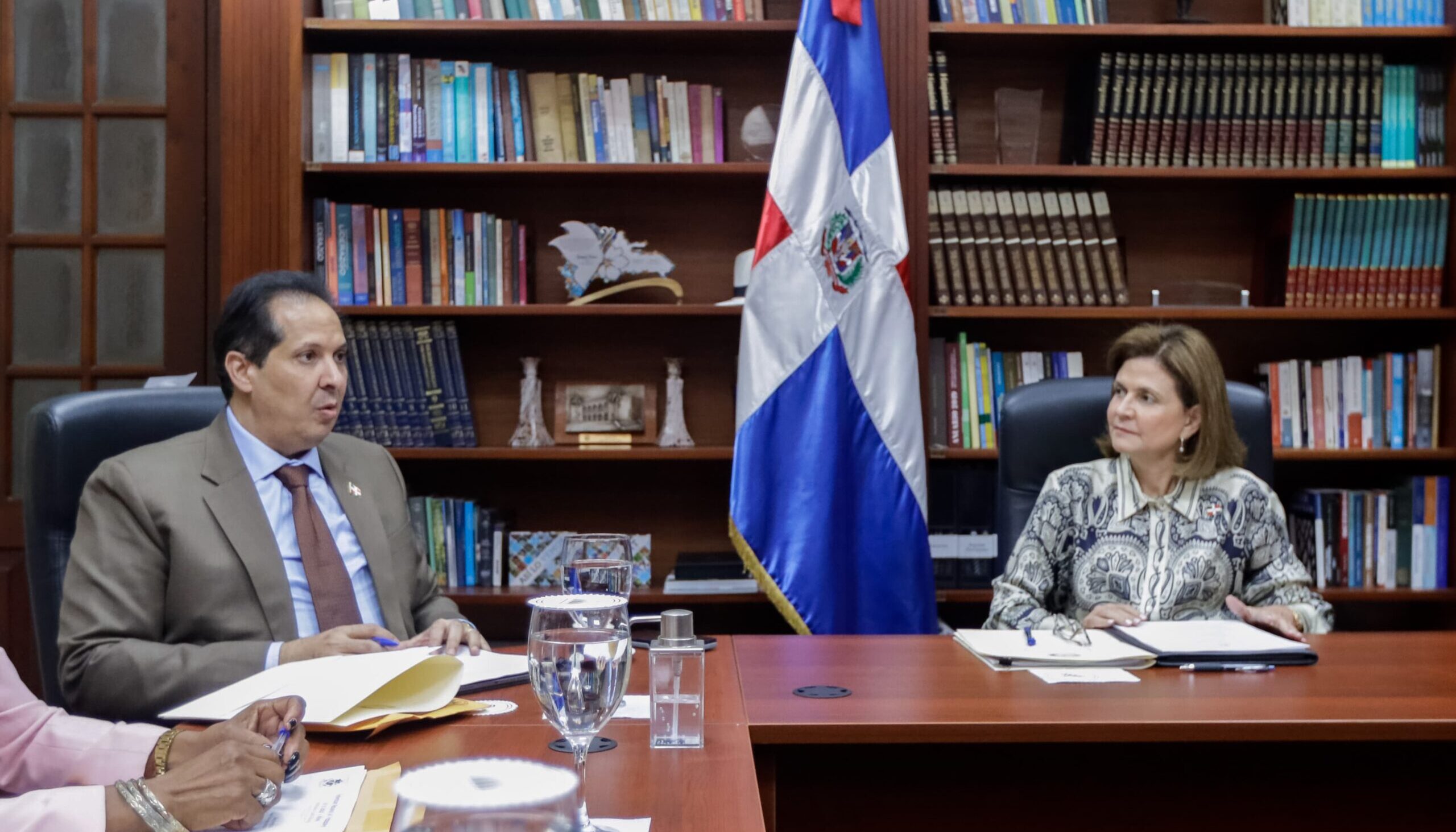 Vicepresidenta y ministro Atallah se reúnen con gremios de salud para buscar soluciones a demandas del sector