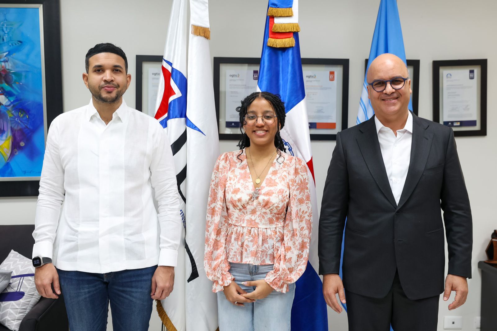 Estudiante Aeroespacial Chantal Valenzuela recibe apoyo del IDAC y el Ministerio de la Juventud