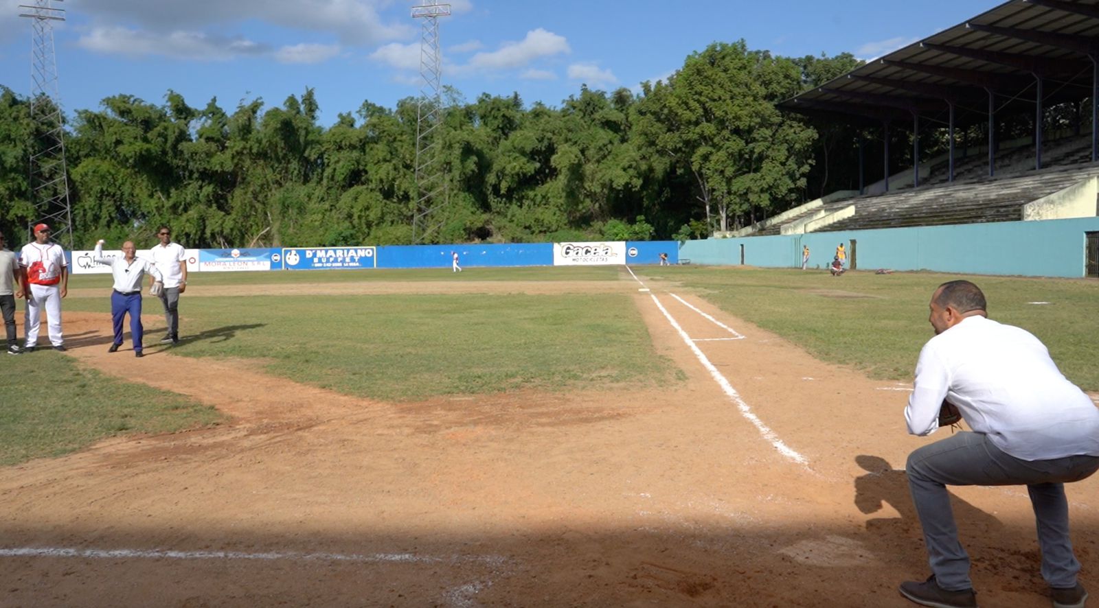 Director del IDOPPRIL lanza primera bola en torneo de béisbol en La Vega