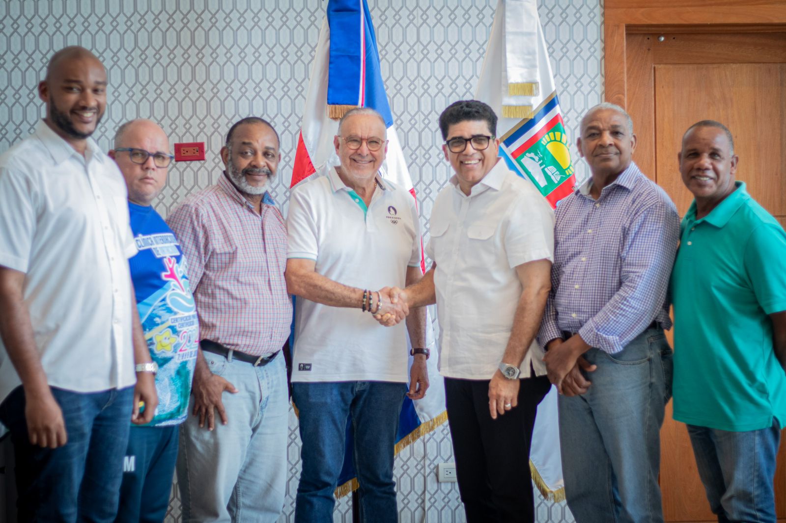 Alcalde Dio Astacio anuncia apertura de piscina Club Los Trinitarios con inscripción gratis, precios populares, becas y terapias.