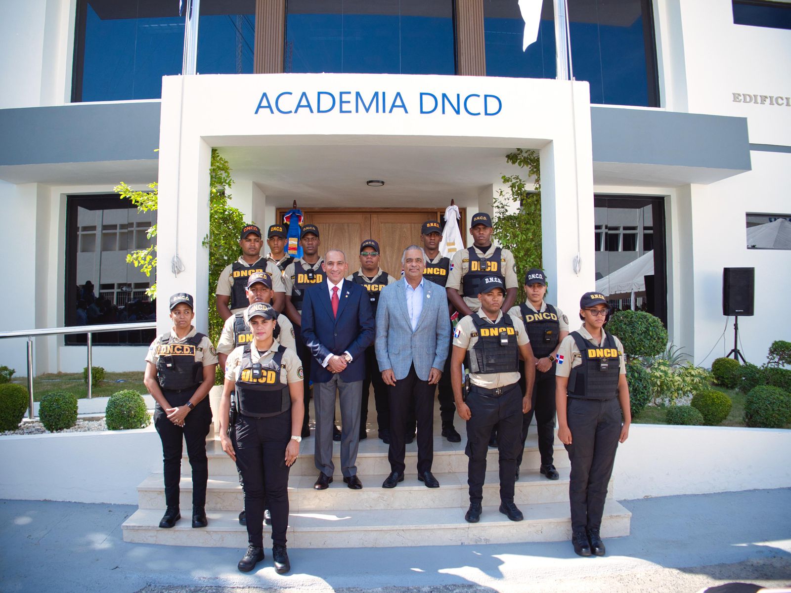 Presidente Luis Abinader dispone aumento salarial de hasta un 160% para agentes de la DNCD