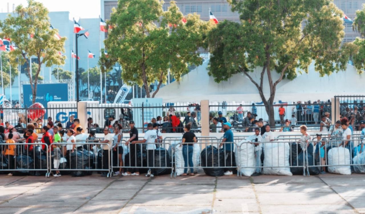 Alcaldía del DN informa que atenderá a todas las personas que se encuentran en la fila de Plásticos por Escolares