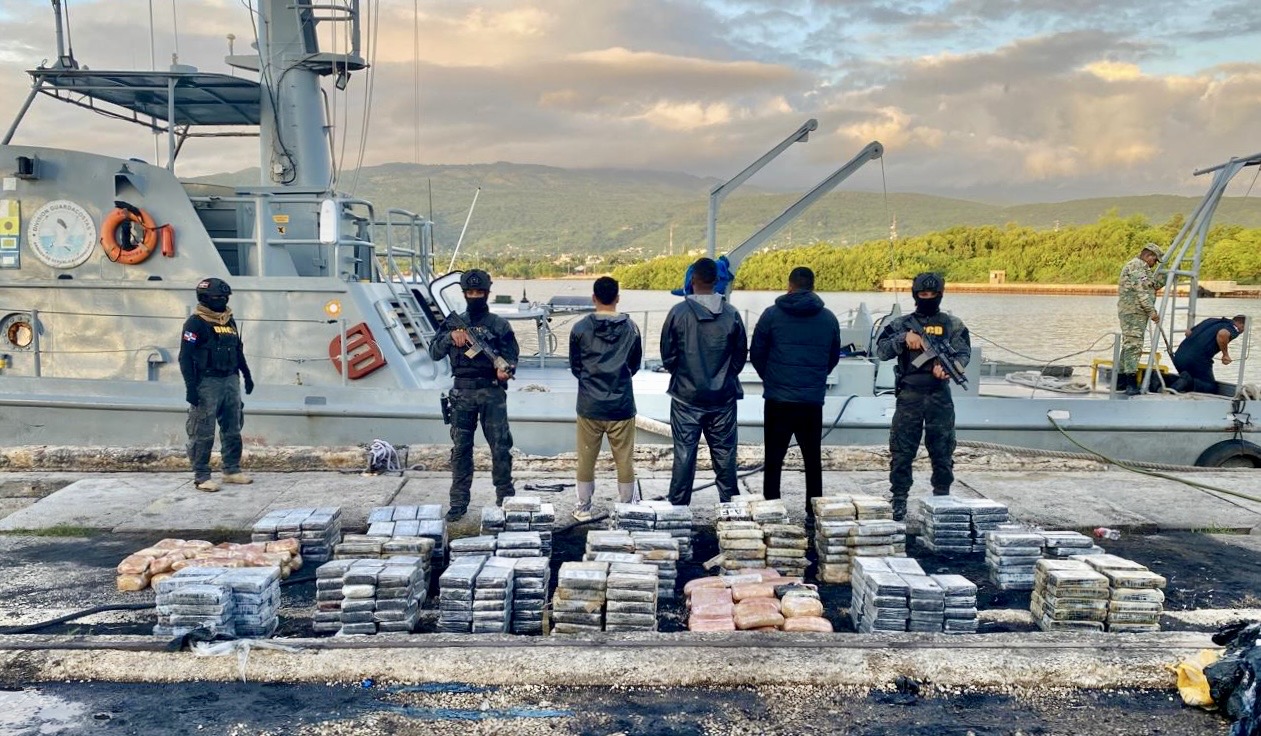 Sin tregua al narcotráfico; interceptan otra lancha con 625 paquetes y tres hombres a bordo en costas de Barahona