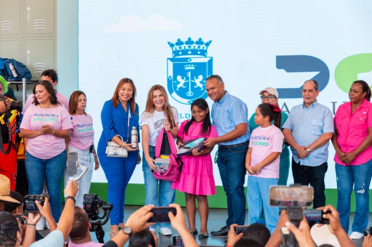 Alcaldía del Distrito Nacional recolecta más de siete millones de botellas plásticas en primera edición de Plásticos por Escolares