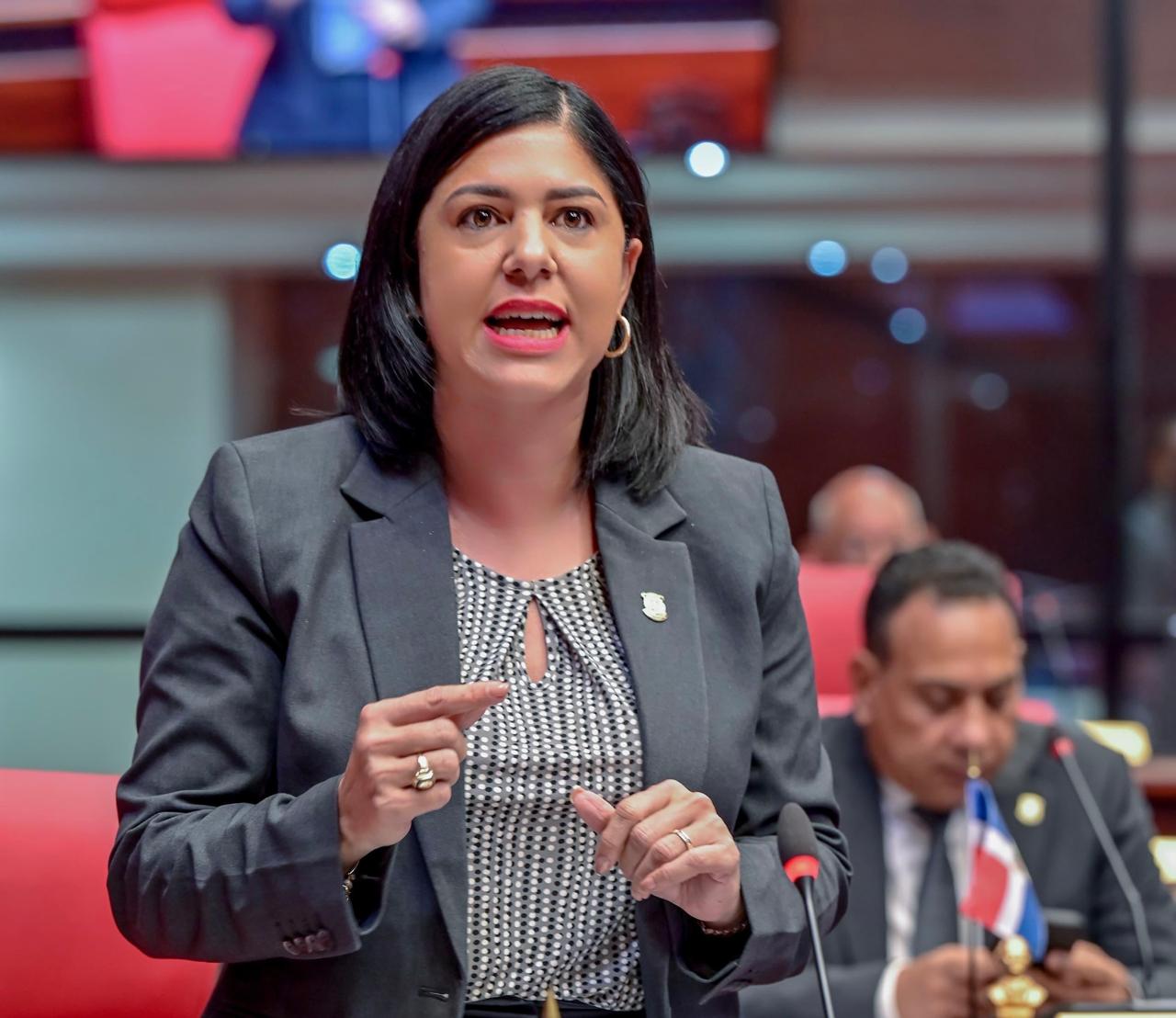 Senadora María Mercedes Ortiz asegura el 11 de octubre estará listo segundo nivel del hospital de Salcedo
