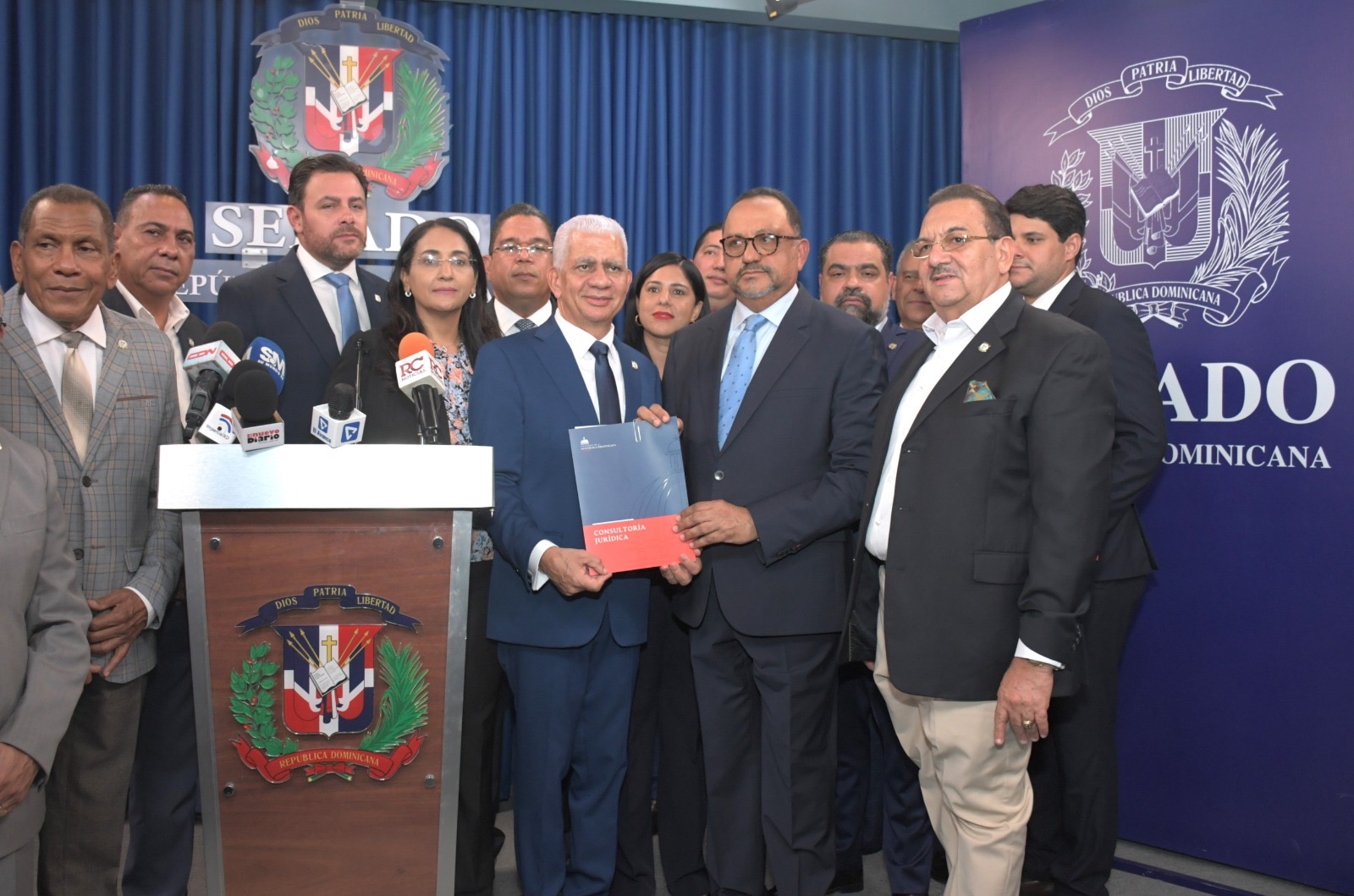 Presidente Senado recibe del Poder Ejecutivo el proyecto para reformar 10 artículos de Constitución