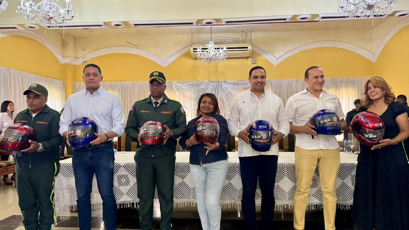 Digesett entregó más de 300 cascos protectores y brinda educación vial en San Juan de la Maguana