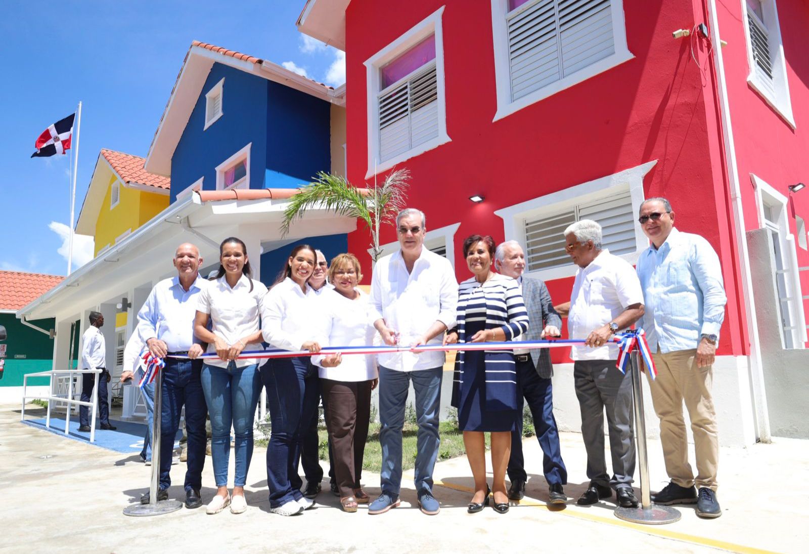 Presidente Abinader inaugura dos escuelas que benefician a 1,600 estudiantes y un CAIPI con capacidad para 250 niños y niñas en SDN