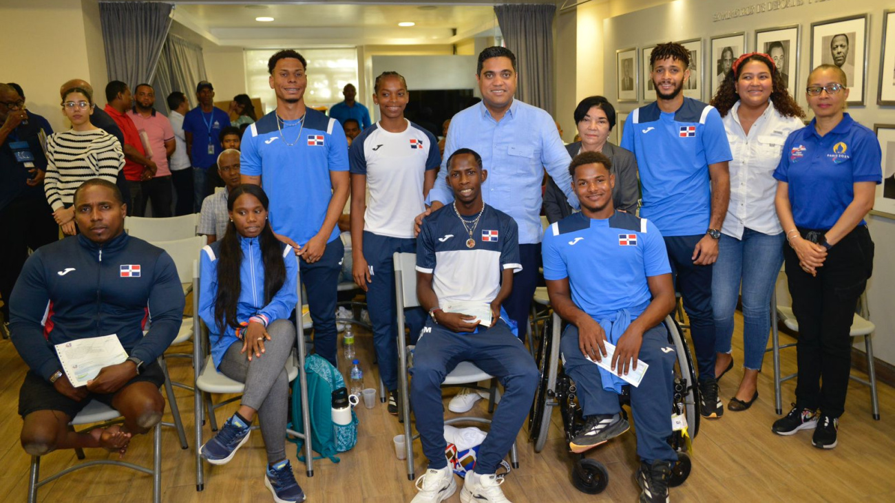 Gobierno entrega cheque por valor de RD 100,000 a cada atleta destacado en los Juegos Paralímpicos París-2024