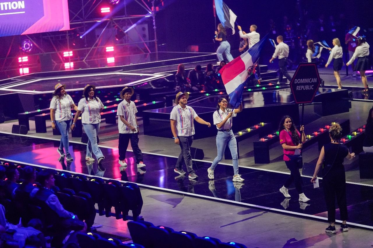 Cuatro Jóvenes formados por INFOTEP demuestran sus habilidades en WorldSkills Lyon 2024