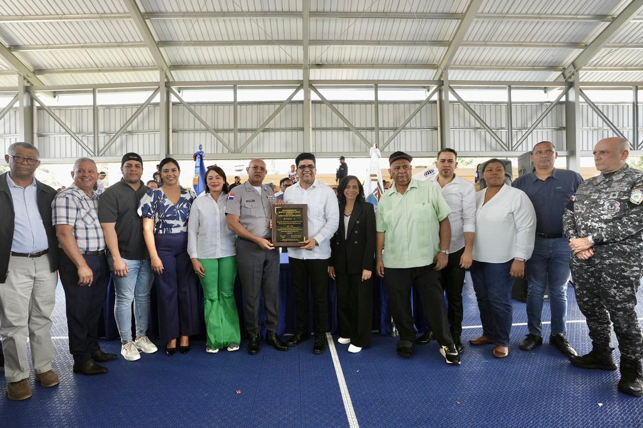 Alcaldía SDE reconoce al director de general de la Policía Nacional por su apoyo al deporte y la juventud