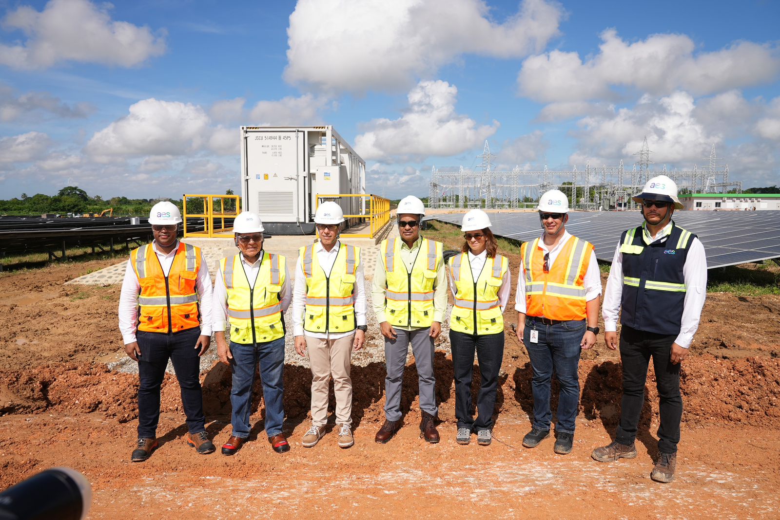 Ministro de Energía y Minas visita parque solar Mirasol de AES, que aportará 100MW al desarrollo del sector energético