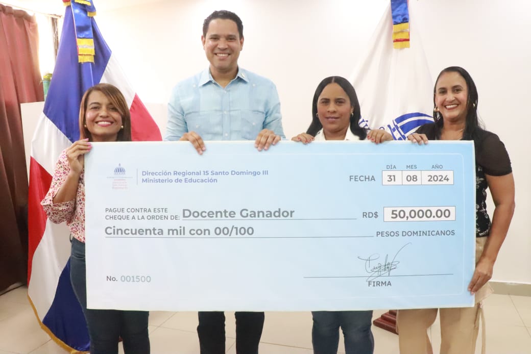 Docentes y Centros Educativos de la Regional 15 reciben bonificación por logros en alfabetización
