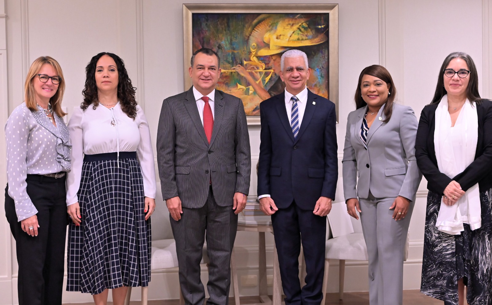 Ricardo de los Santos recibe de presidente JCE y representantes PNUD propuesta para capacitar legisladoras