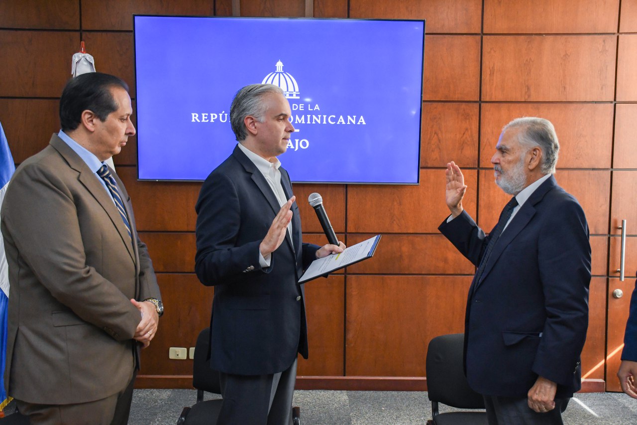 Miguel Ceara Hatton asume la presidencia de la SISALRIL