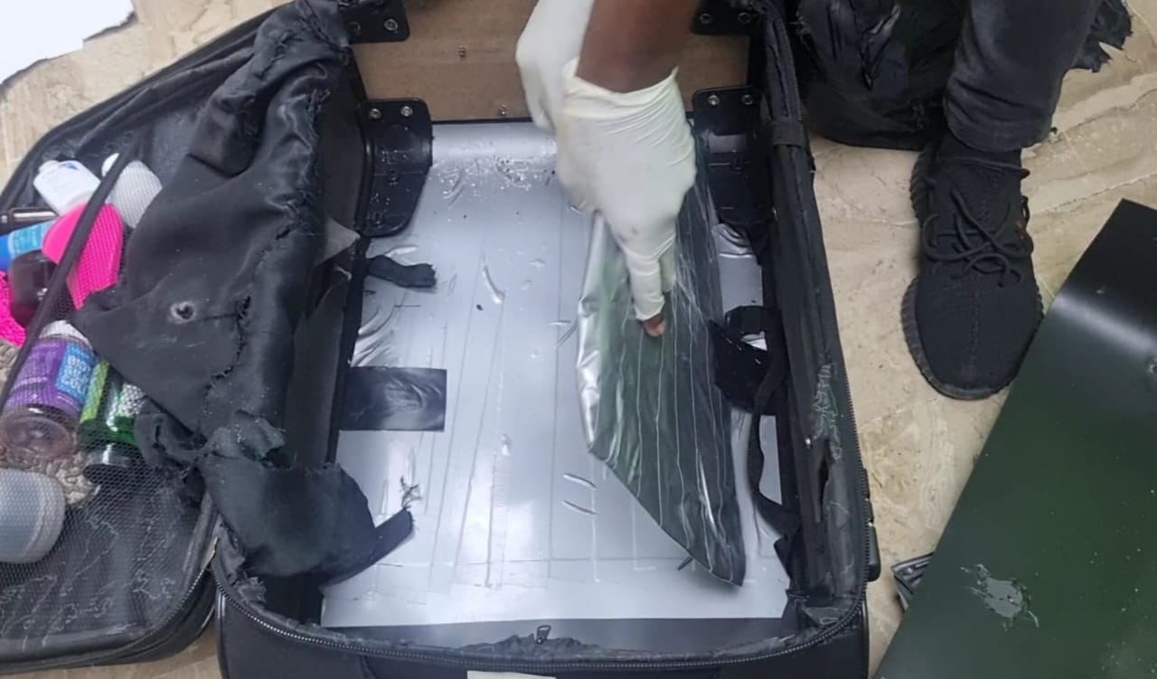 Atrapan mujer en AIPC e impiden envío de dos paquetes presumiblemente cocaína a Bruselas