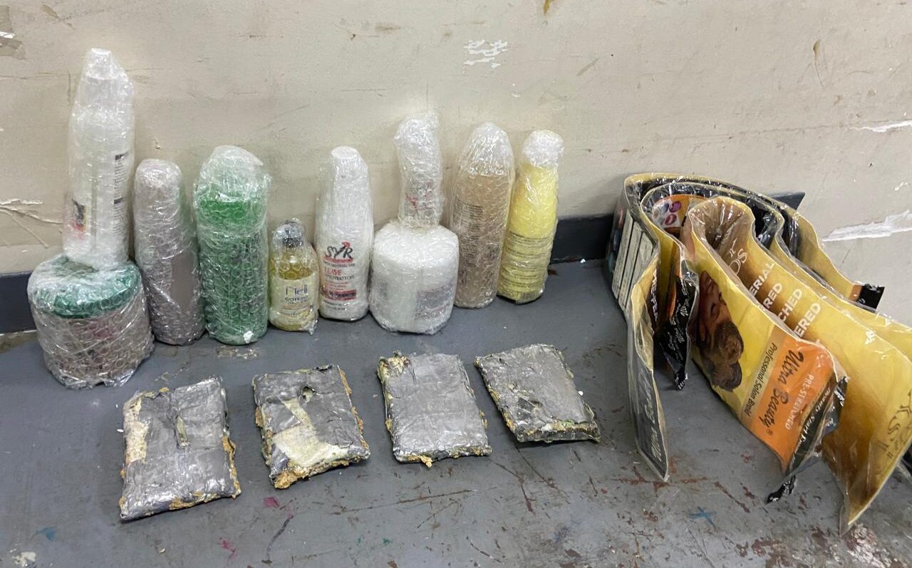 Ocupan cuatro láminas de cocaína introducidas en estuches para productos de belleza