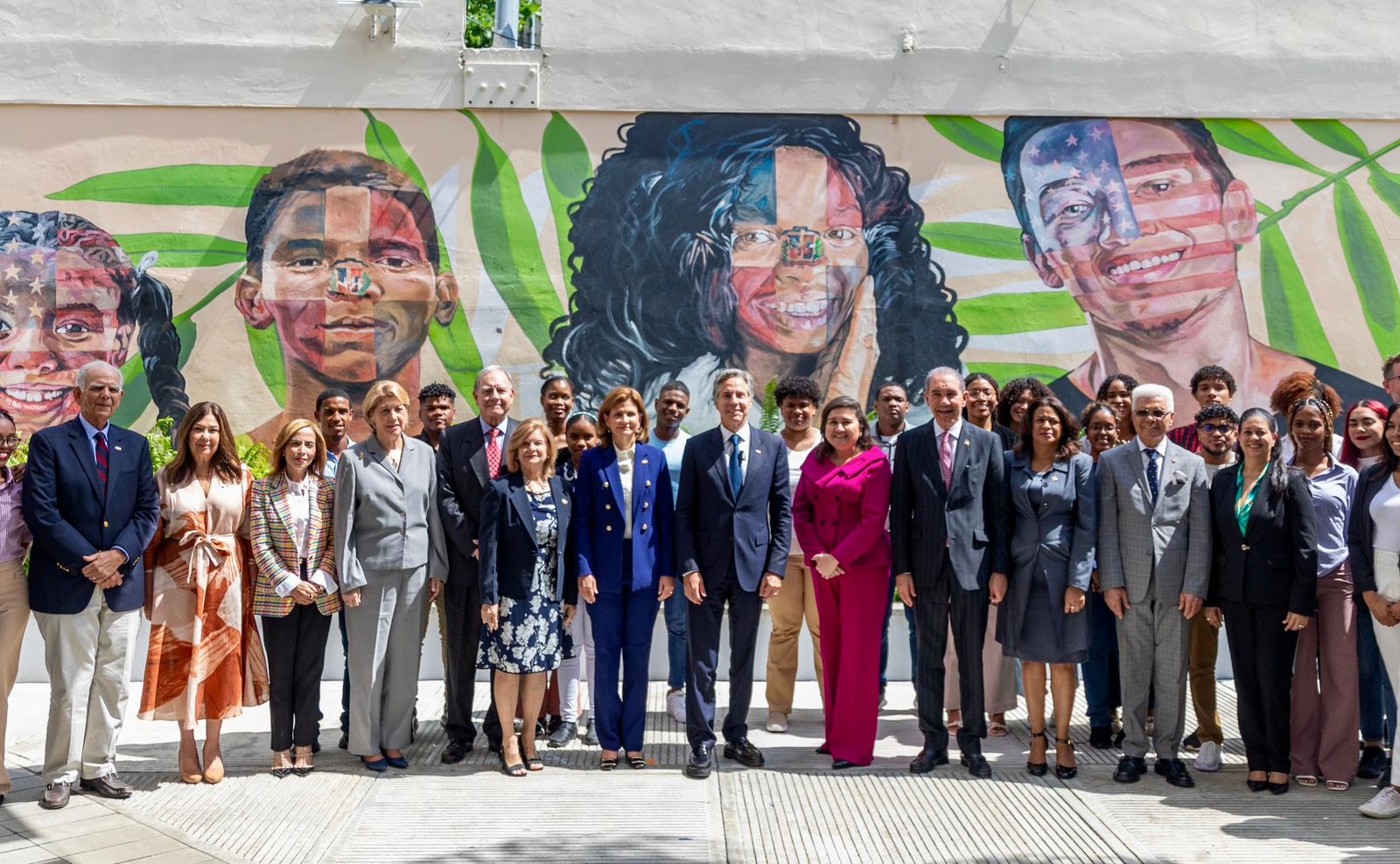 Secretario de Estado Antony Blinken se reúne con estudiantes del Programa de Inglés de Inmersión y vicepresidenta Raquel Peña en el ICDA